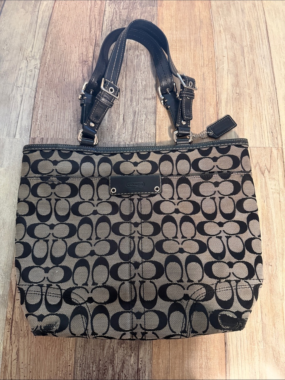Coach Hamptons Signature Canvas Tote in classic black/ gray with leather straps